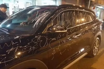 Theo đó, xe bán tải đỗ ngay trước cửa hàng, chắn ngang lối và rất sát. Người trong nhà chắc hẳn sẽ khó có thể đi ra ngoài.