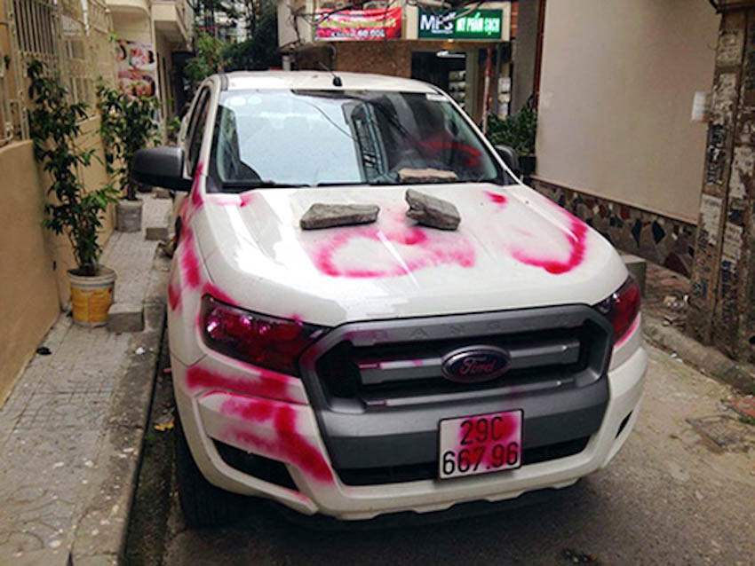 Sáng sớm gặp phải tình cảnh đỗ xe ngang ngược thì chủ shop thời trang nào mà chẳng bức xúc và đưa ra hành xử quyết liệt.