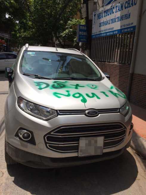 Hiện tại, câu chuyện xịt sơn xe vẫn trở thành chủ đề gây tranh cãi trên mạng xã hội.