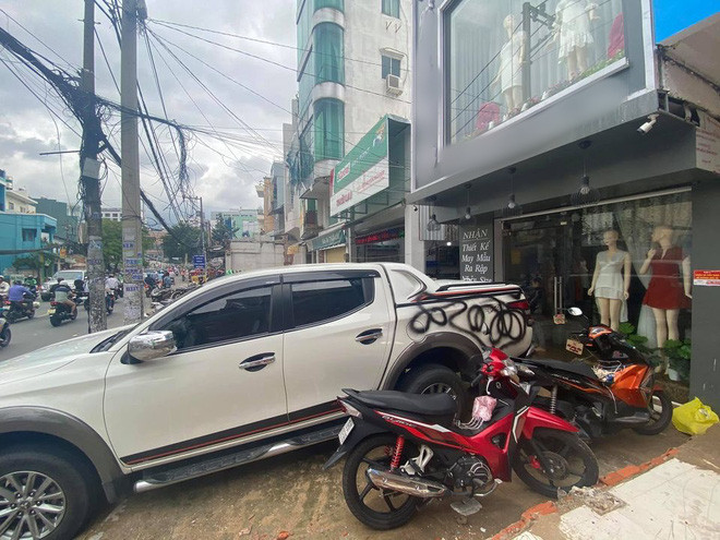 Mới đây, một dân mạng đăng tải lên mạng xã hội để xin ý kiến về chuyện xe mình bị xịt sơn.