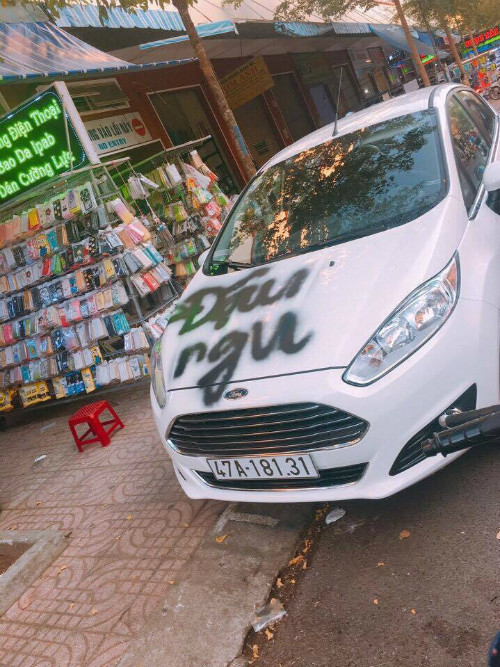 Khi nhìn sang vị trí đỗ xe, nhiều người phải ngao ngán và hiểu một phần nguồn cơn sự việc.