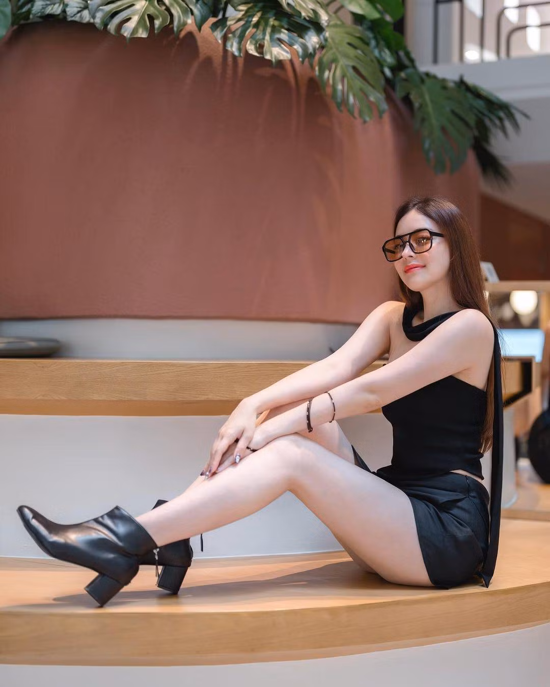 Trên trang Facebook cá nhân, người đẹp hàng không này cũng thường xuyên chia sẻ hình ảnh đi du lịch, tận hưởng cuộc sống.