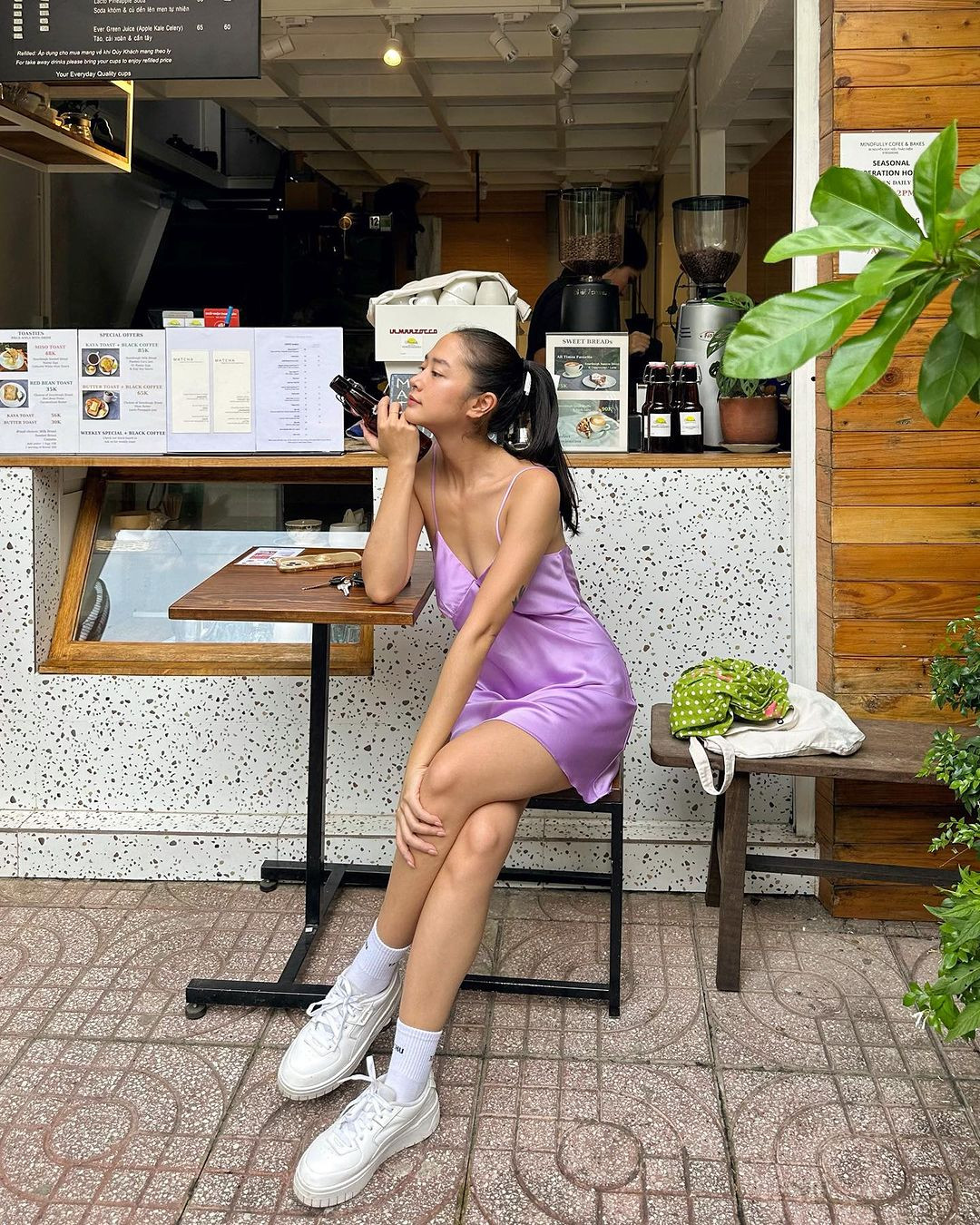 Amandine là tín đồ của thương hiệu thời trang xa xỉ. Người đẹp gốc Việt sở hữu nhiều mẫu túi xách có giá đắt đỏ với các kiểu dáng khác nhau. Người đẹp thường tạo điểm nhấn bằng những phụ kiện đến từ nhà mốt Chanel nổi tiếng.