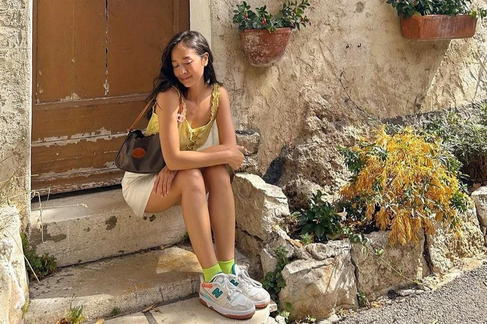 Trước khi chính thức về Việt Nam lập nghiệp, Amandine từng có thời gian sinh sống ở nhiều thành phố lớn như Paris (Pháp), Berlin (Đức), Melbourne (Úc)... Tại đây, người đẹp học tập và làm việc trong lĩnh vực food design (thiết kế sản phẩm mới liên quan đến ẩm thực).