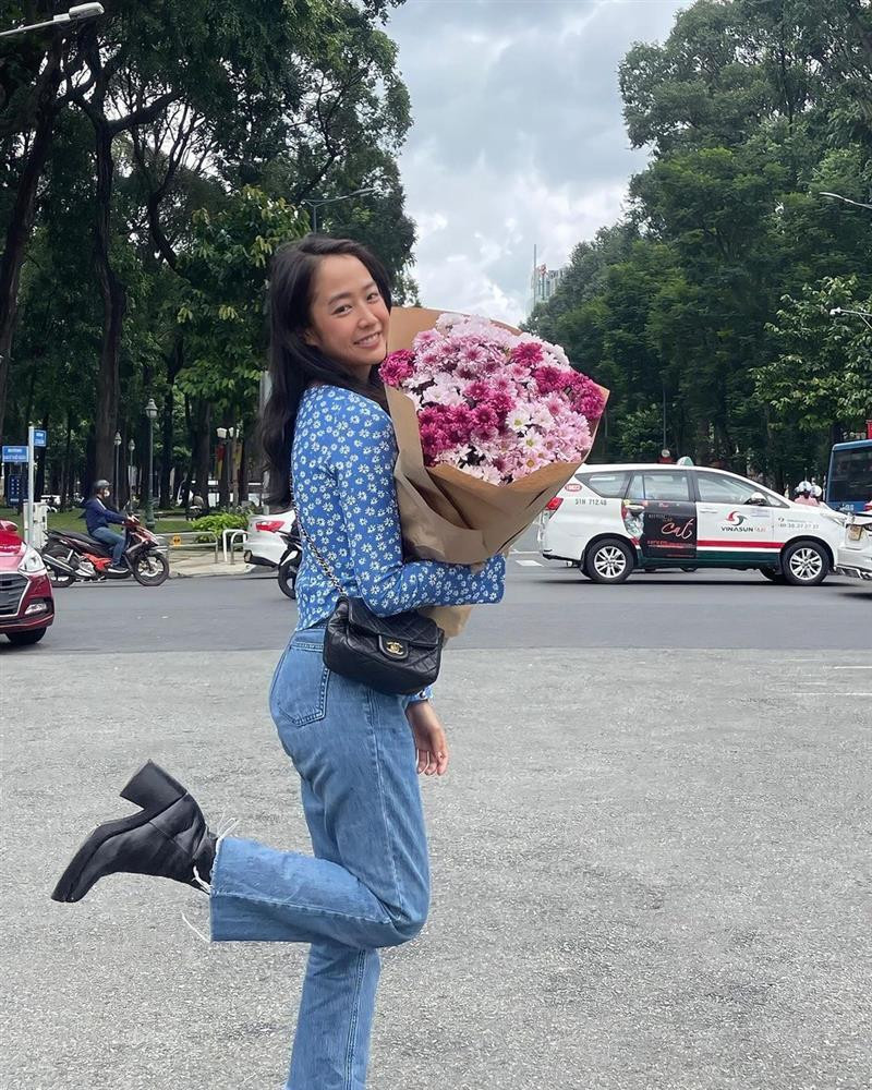 Amandine có phong cách thời trang phóng khoáng, gợi cảm đúng chuẩn "nàng tiểu thư nước Pháp". Người đẹp ưu tiên lựa chọn trang phục tối giản, không có các chi tiết thiết kế cầu kỳ, rối mắt.