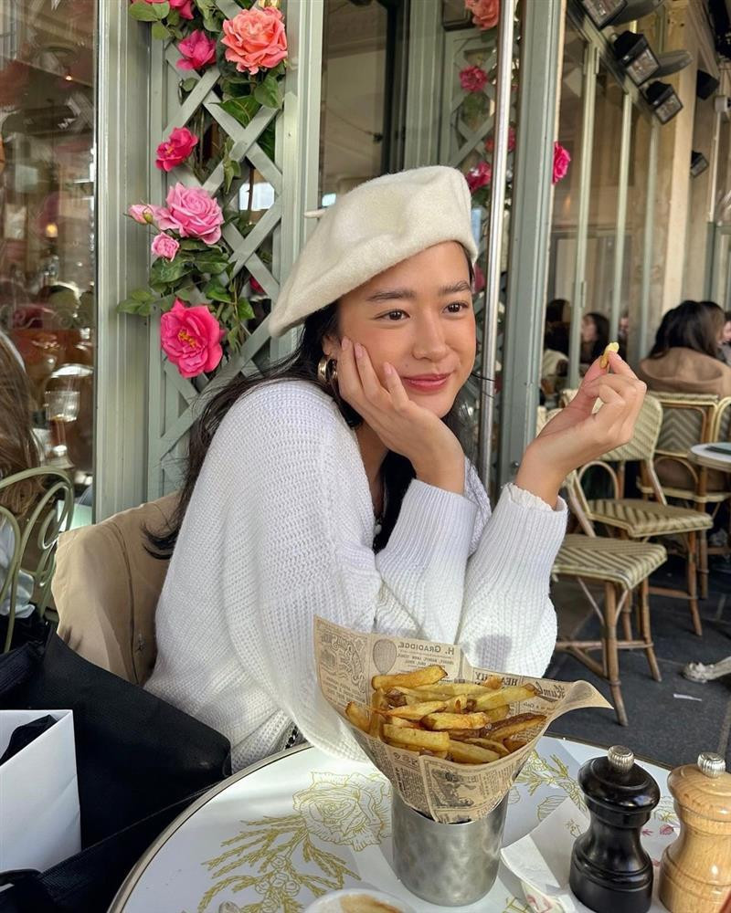 Amandine Thùy Trinh (SN 1992, Pháp) là người mẫu, diễn viên tự do hoạt động chủ yếu tại TPHCM. Người đẹp từng tốt nghiệp ngành Thiết kế Thời trang ở Pháp và mới trở về sinh sống tại Việt Nam được khoảng 4 năm.