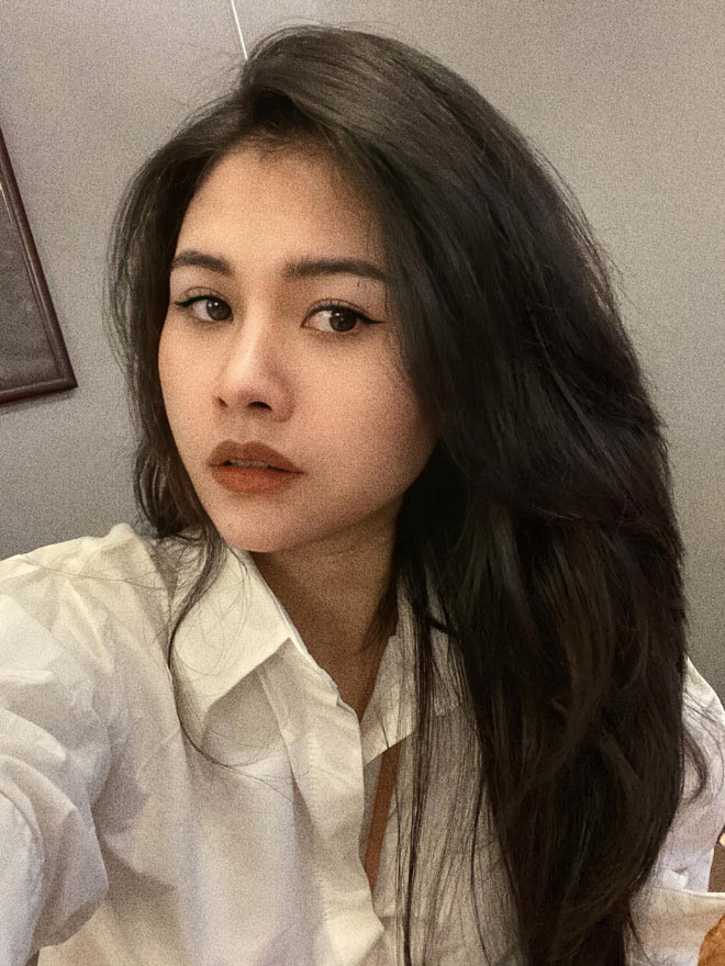 Lan Anh chia sẻ: "Công việc chính của mình khi ấy là trang điểm cho khách và dạy học viên. Sau mỗi buổi làm việc, chân cẳng mình nhức nhối vô cùng vì phải đứng nhiều, mà cơ thể thì quá nặng".