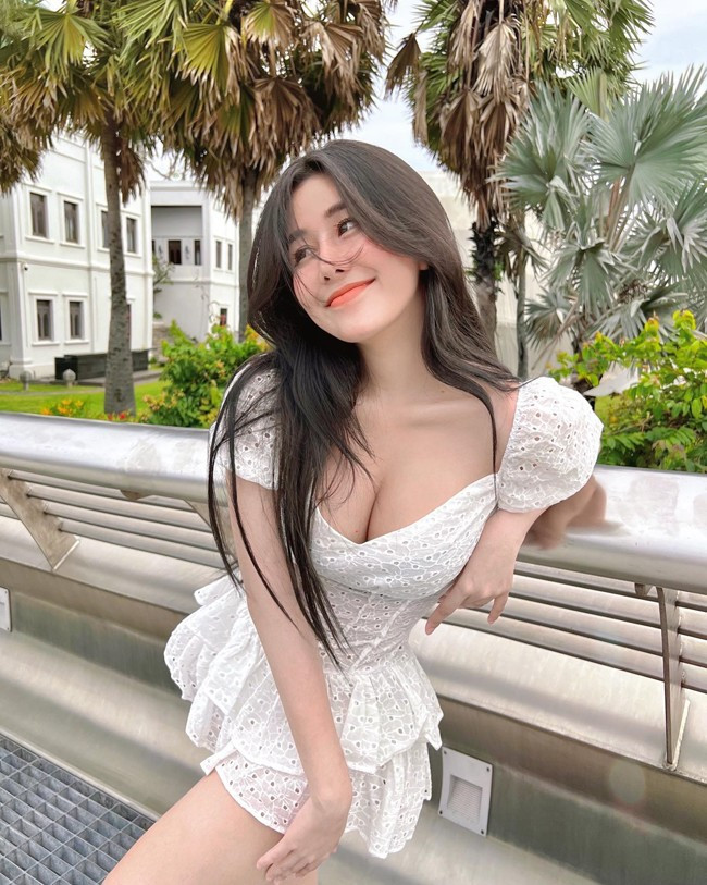 Thời điểm đó, dân mạng dành cho cô gái Sài thành nhiều lời khen về ngoại hình xinh đẹp, rạng rỡ. Lúc này, Ngọc Trân vẫn là học sinh cấp ba.