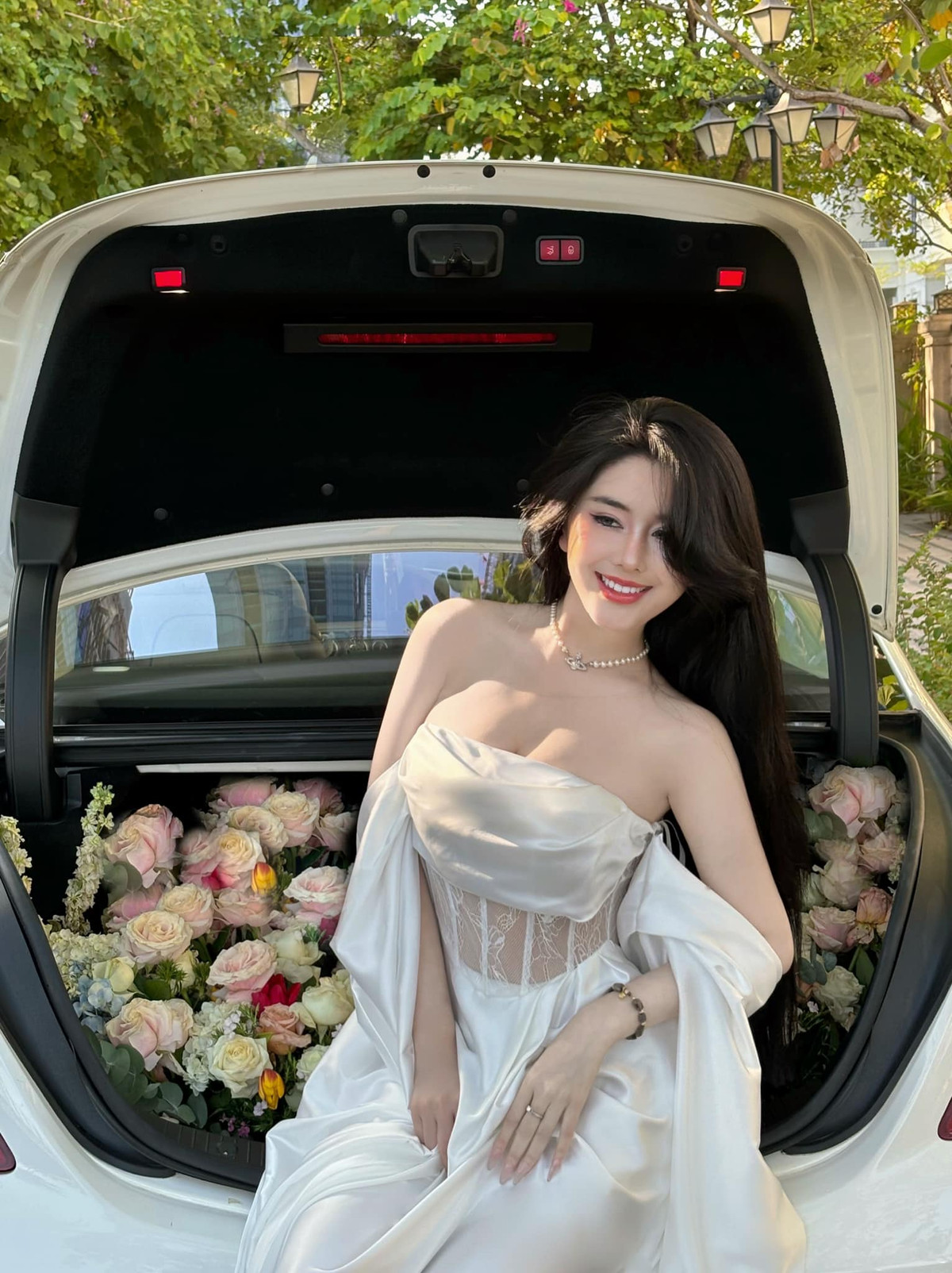 Ngọc Trân theo đuổi phong cách nữ tính, không kém phần quyến rũ. Cô nàng yêu thích những trang phục bó sát, trễ nải khoe bờ vai trần quyến rũ.