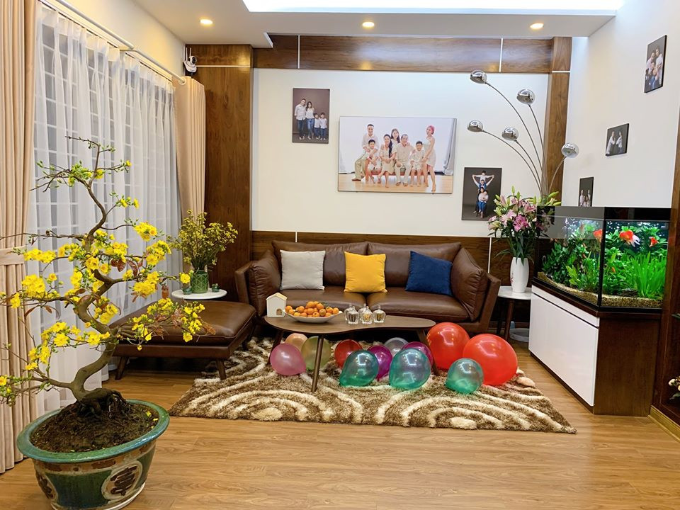 Nội thất trong nhà chủ yếu có màu tối.