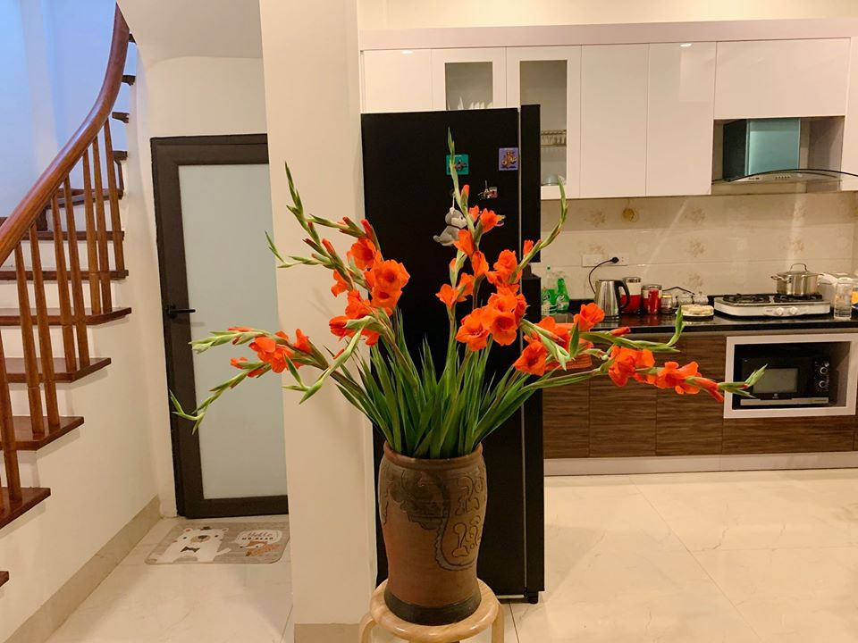 Còn đây là phòng bếp, phía bên cạnh là nhà vệ sinh và lối lên tầng 2.