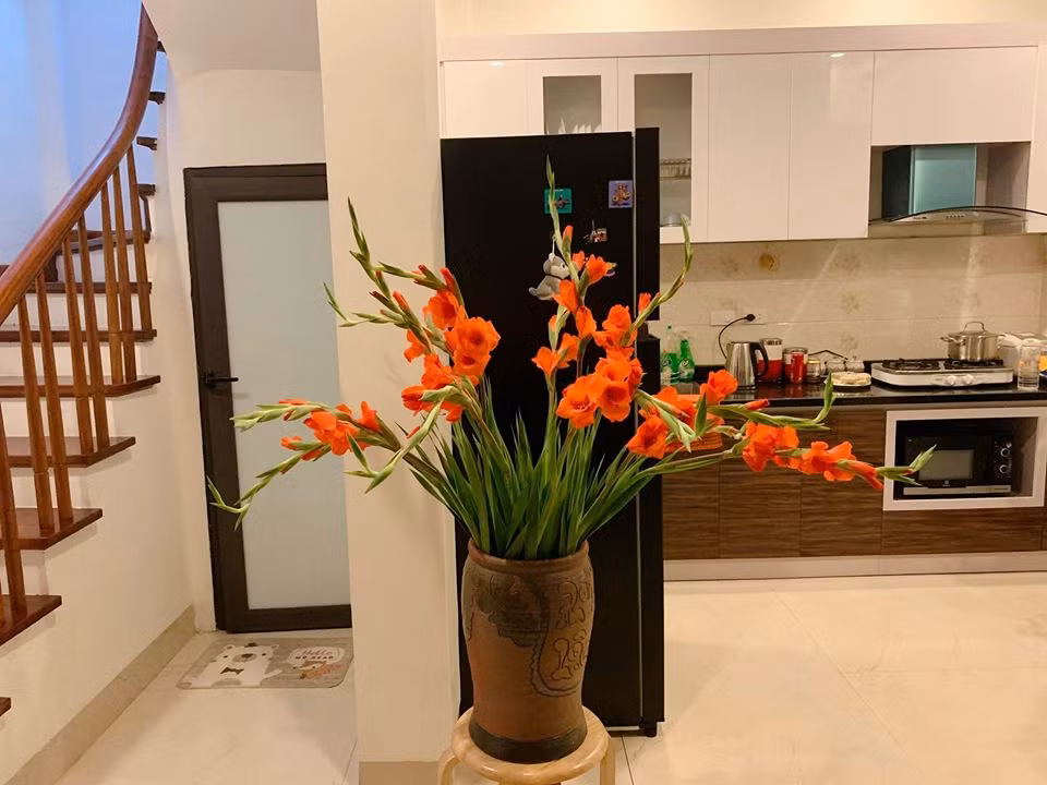 Còn đây là phòng bếp, phía bên cạnh là nhà vệ sinh và lối lên tầng 2.