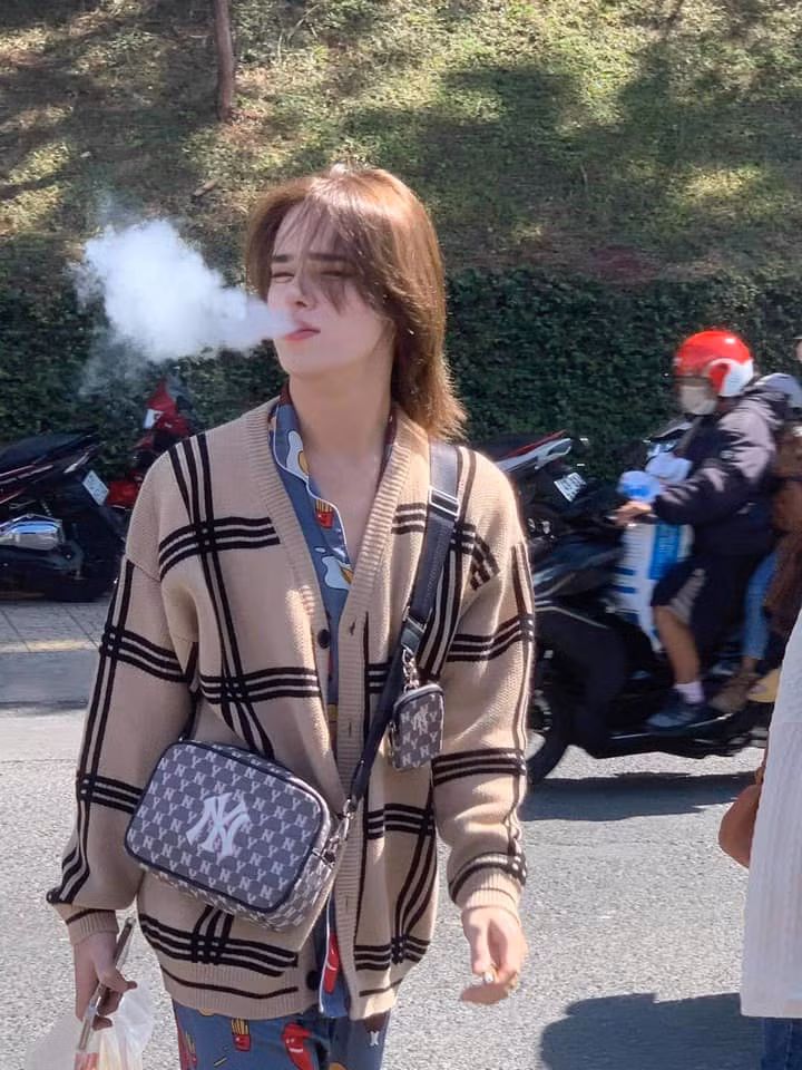 Mới đây trên một hội nhóm dành cho những người yêu thích Đà Lạt đăng tải hình ảnh bắt gặp Trần Đức Bo đang đi du lịch tại thành phố ngàn hoa. Qua vài bức ảnh chụp vội, có thể thấy anh chàng để đầu tóc gọn gàng, đang phì phèo thuốc lá trên đường phố. Cùng với đó là gu ăn mặc kín đáo so với những bộ đồ làm lố như thường ngày.