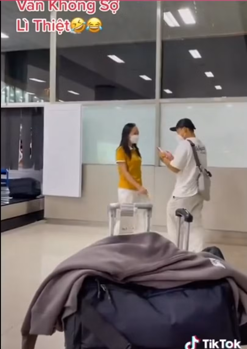 Được biết, sự việc này xảy ra tối 11/8 tại sân bay Liên Khương (Lâm Đồng). Trong clip là băng chuyền đang trả hành lý cho hơn 200 hành khách vừa từ Đà Nẵng đáp xuống.