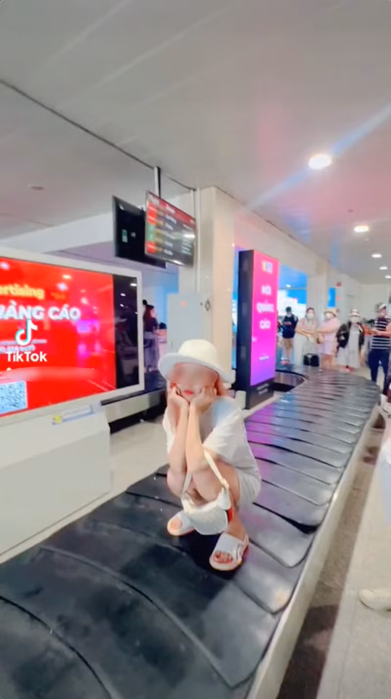 Đây không phải là trường hợp đầu tiên có hành vi phản cảm tại sân bay, bởi trước đó cũng đã ghi nhận 3 - 4 hành khách có hành động tương tự.