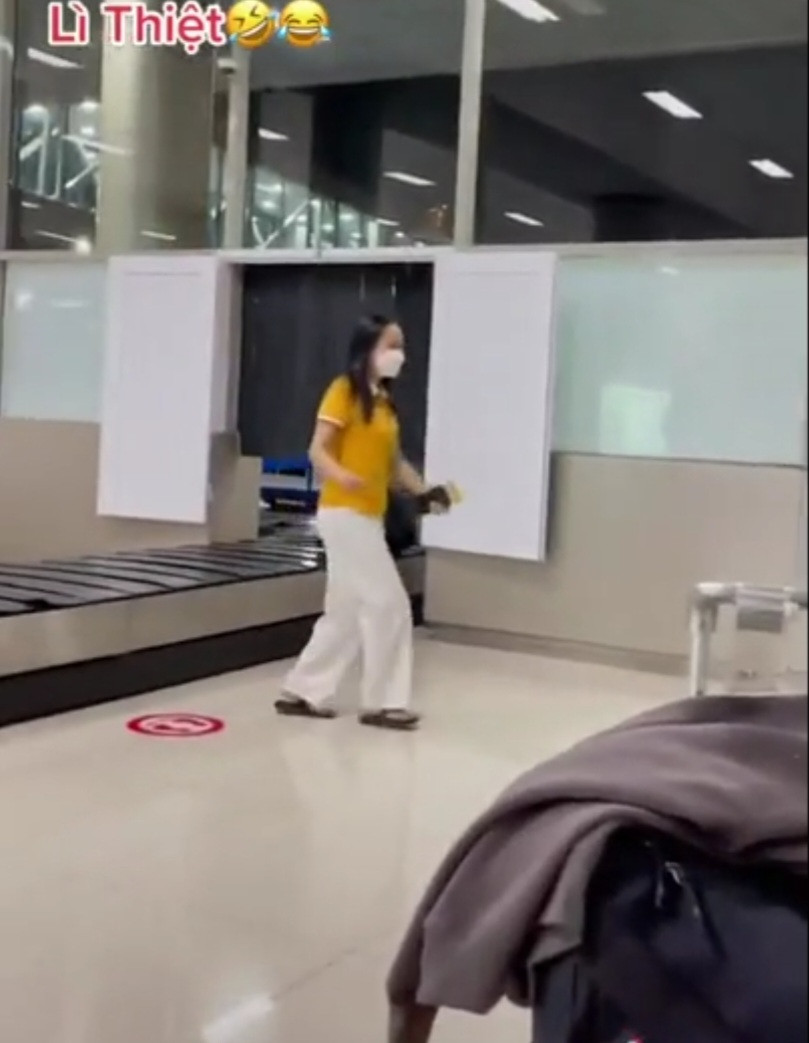 Đến giây thứ 10 của đoạn video được quay lén, cô gái mặc kệ những cái nhìn của người xung quanh, đứng lên băng chuyền bất chấp bao lời cảnh báo.