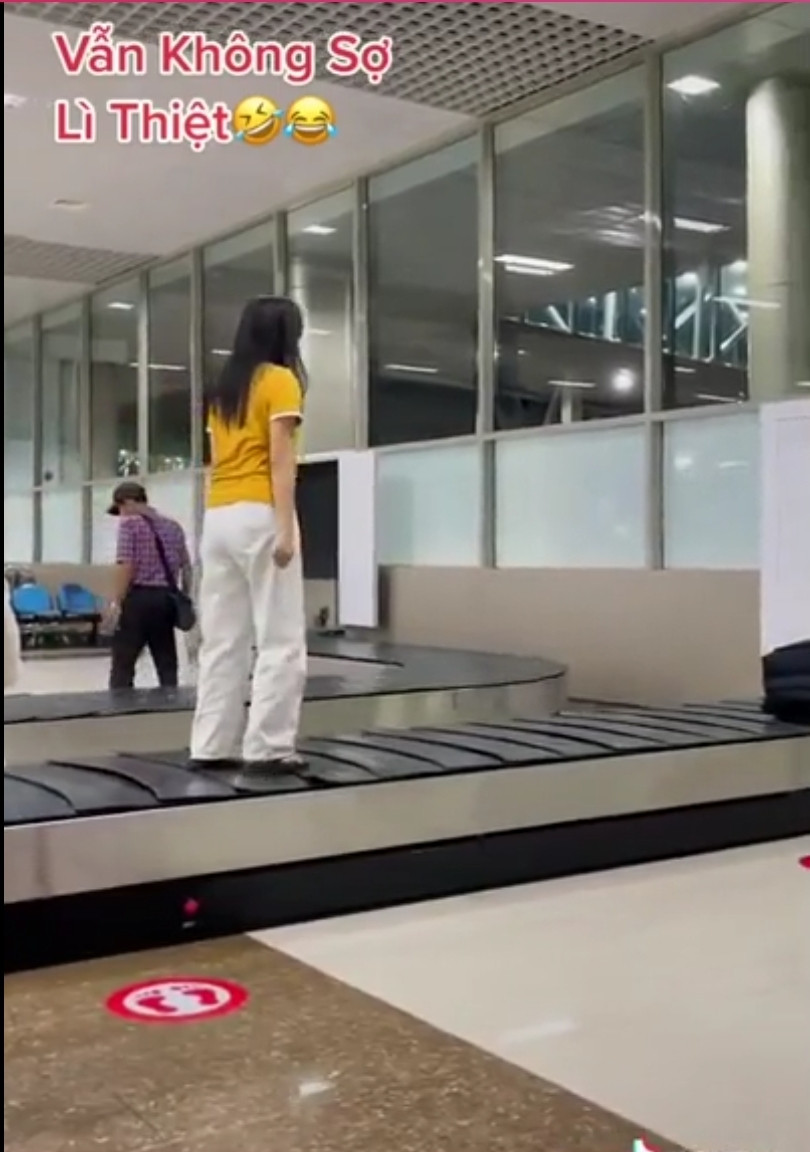 Mới đây, trên mạng xã hội TikTok lại xuất hiện thêm một đoạn clip ghi lại hình ảnh một cô gái trèo lên băng chuyền hành lý trong sân bay để quay clip khiến dân mạng bức xúc.