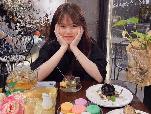 "Nghề "gõ đầu trẻ" có vẻ hợp với Huỳnh Anh đấy chứ nhỉ? Cô nàng trong trang phục giản dị có vẻ hợp phết." hay "Nhìn hiền lành ghê. Mong bạn này sớm trở lại." là những bình luận dân mạng để lại dưới bức ảnh Huỳnh Anh đăng tải.