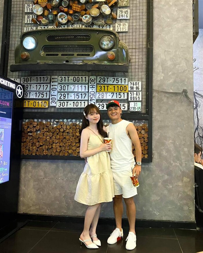 Sau vụ lùm xùm "những chiếc sừng", bạn gái Quang Hải đã có màn giải thích những sau đó cô nàng nhanh chóng gỡ đi vì bị dân tình bóc ra nhiều điểm mâu thuẫn. Kể từ đó, Huỳnh Anh ít lên tiếng trên MXH và những thông tin về cô cũng ít đi.