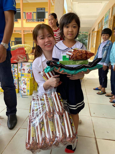 Không rõ bức ảnh được chụp ở đâu, thời gian khi nào, nhưng sự xuất hiện của Huỳnh Anh cũng khiến dân mạng bàn tán xôn xao.