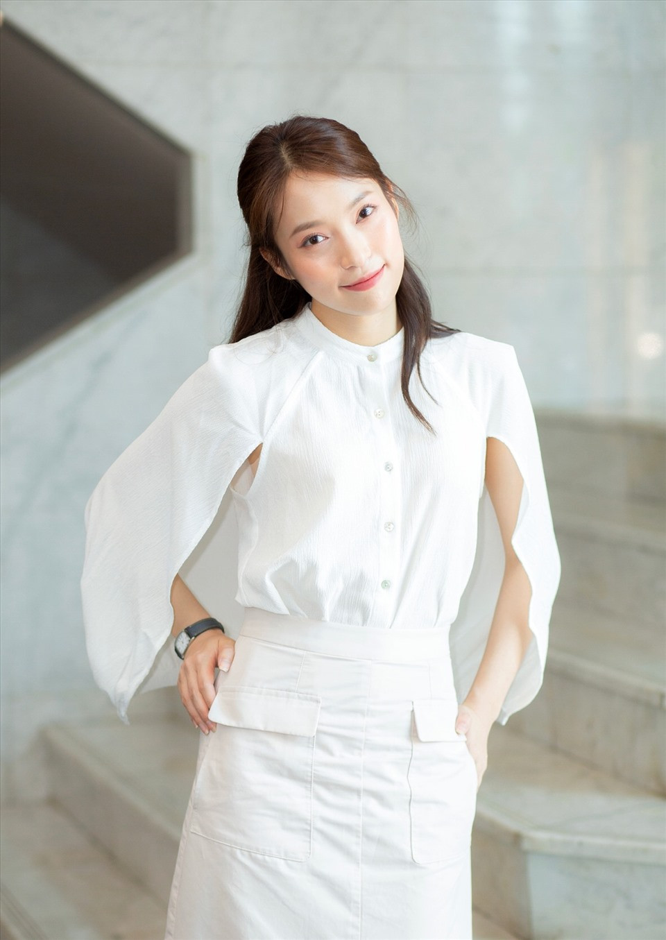 Ở diễn biến khác, nhiều người còn cảm thấy vô cùng thích thú với biểu cảm "3 phần bất lực, 7 phần còn lại cũng giống 3 phần kia" của MC Ngọc Huy – bạn dẫn của nữ MC trong chương trình khi chứng kiến cô em đồng nghiệp của mình đu trend TikTok.