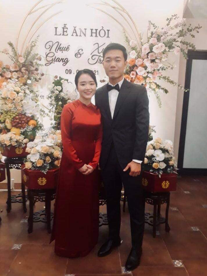 Mãi đến tận chiều tối ngày 9/4, sau bữa tiệc gia đình, hình ảnh chính thức đầu tiên của lễ ăn hỏi của Xuân Trường mới được tiết lộ. Đây là bức ảnh được chú của Nhuệ Giang đăng trên trang cá nhân ghi lại hai nhân vật chính.