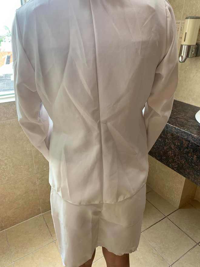 Tuyết Nhung chia sẻ tình huống "dở khóc dở cười" mà cô gặp phải. Theo đó, cô bạn đặt mua một set 3 món bao gồm: chân váy công sở, áo vest và áo mặc kèm bên trong.