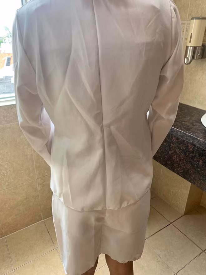 Tuyết Nhung chia sẻ tình huống "dở khóc dở cười" mà cô gặp phải. Theo đó, cô bạn đặt mua một set 3 món bao gồm: chân váy công sở, áo vest và áo mặc kèm bên trong.