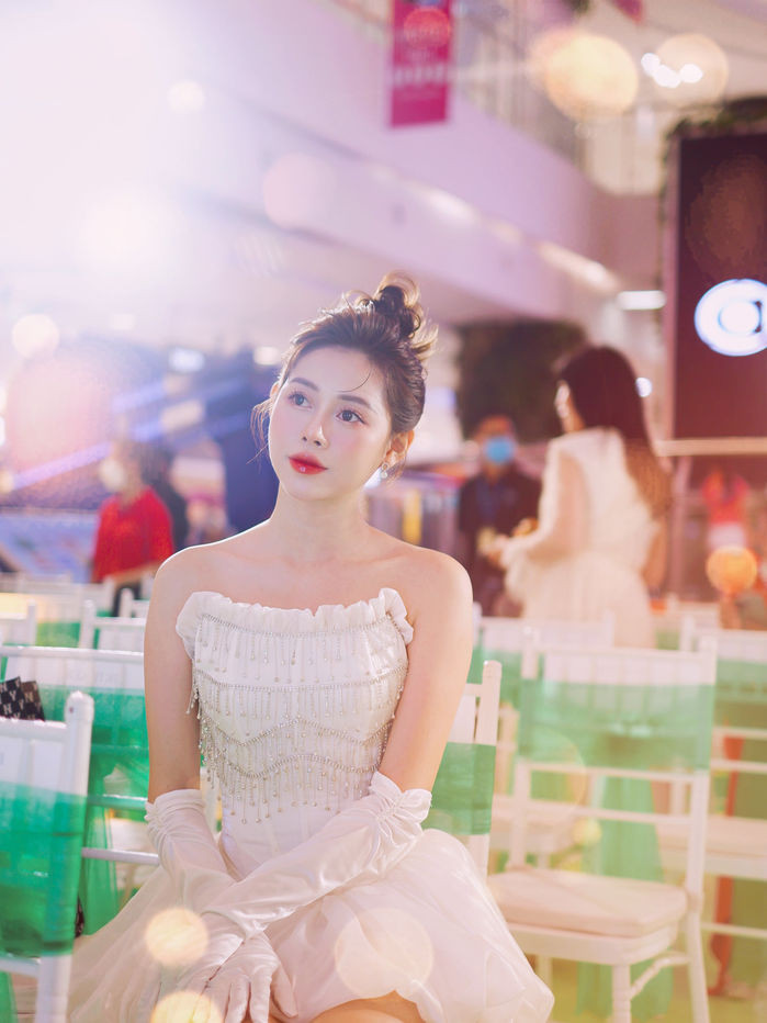 Đối với nhiều người gia đình là hậu phương vững chắc, còn đối với mình gia đình là động lực để mình cố gắng. Thời gian qua em đã làm rất tốt rồi, bây giờ hãy sống cho em, ngừng mạnh mẽ, ngừng gồng gánh". Nữ TikToker triệu view nói thêm.