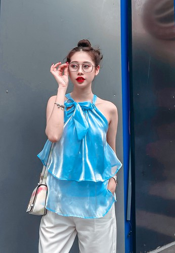 Từ lúc còn cắt tóc mái ngố, chụp hình "chu môi phồng má" đến khi là một cô gái xinh đẹp, vóc dáng chuẩn chỉnh đôi khi lại vô cùng quyến rũ và nữ tính của Việt Phương Thoa.