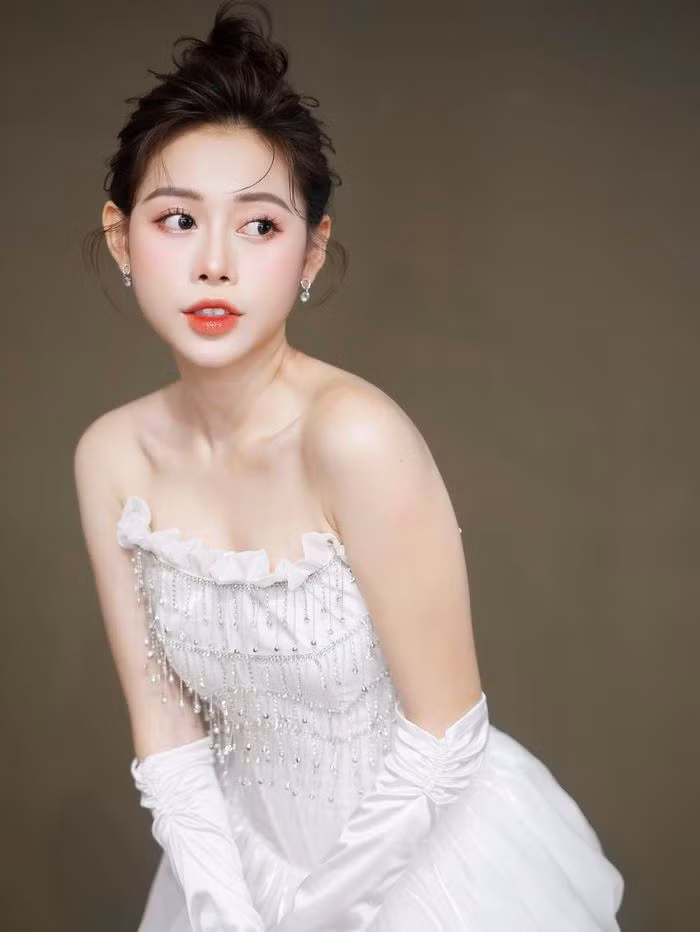 Thế nhưng, nhờ nỗ lực và cố gắng, Việt Phương Thoa đã có cuộc sống thoải mái hơn, mua được nhà. "Mua nhà phố nhưng vẫn ở thuê chung cư nha mọi người. Tại thích ở chung cư hơn", Phương Thoa chia sẻ trên trang cá nhân