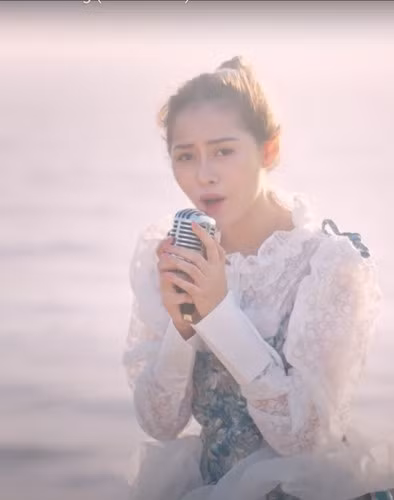 Mới đây, Việt Phương Thoa còn xuất hiện bên cạnh Đông Nhi và đã nhanh chóng chụp hình chung với idol của mình. Vì trang điểm kĩ càng, đi giày cao gót và diện đầm trắng như công chúa, không thể phủ nhận cô nàng xinh đẹp "một chín một mười" so với chủ nhân hit "Bối rối".