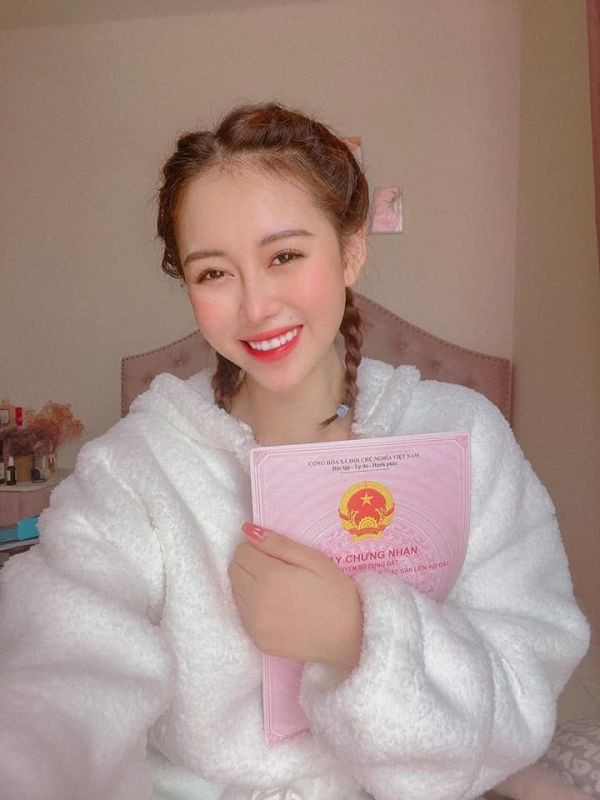 "Chị Google" Phương Thoa có hoàn cảnh vô cùng khó khăn, chia sẻ trên 1 clip TikTok, cô nàng cho biết: "Mình không sinh ra từ vạch đích. Cũng giống như bao đứa con xa quê vào Sài Gòn, mình vừa học vừa phục vụ quán cafe 1 tiếng chỉ được 11.000. Những ngày nghỉ thì mình đi làm PG, đứng cả ngày trời trên giày cao gót cũng chỉ được 130.000 - 160.000.