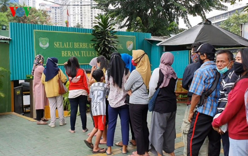 Người dân đến nhận gạo chỉ cần trình Thẻ cư trú và thực hiện nghiêm các giao thức y tế như đeo khẩu trang, giữ khoảng cách và trật tự. Đối tượng ưu tiên là những người không nhận được trợ giúp xã hội của chính phủ.