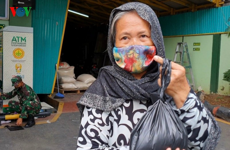 Mỗi người nhận được 1,5 kg gạo một ngày, đủ cho 4 người ăn trong một gia đình.