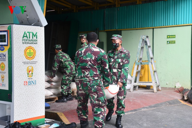 Ngoài ra, gạo cũng được Bộ chỉ huy quân sự trực tiếp phân phát tới từng xã.