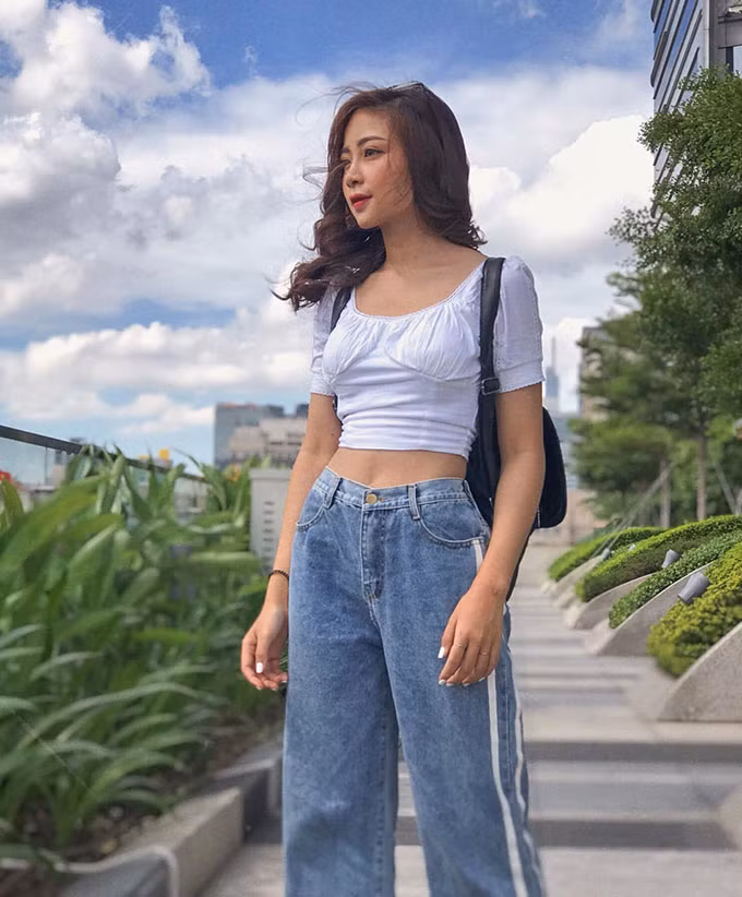 Không đi theo lĩnh vực giáo dục hay nghệ thuật, Nhật Linh chuyển hướng sang làm kinh doanh và có được thành công nhất định. Nhiều năm nay, hot girl Nghệ An cùng chồng tập trung đầu tư, quản lý một khách sạn ở Cửa Lò, Nghệ An.