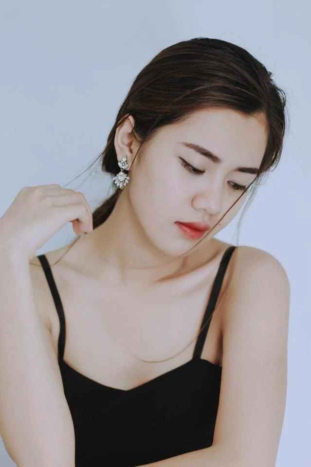 Trải qua hai lần sinh nở, Dương Thùy Phương vẫn giữ được vóc dáng thon gọn, gương mặt xinh đẹp. Cô ưa diện những trang phục có kiểu cách và màu sắc đơn giản nhưng trông vẫn tinh tế, thu hút.