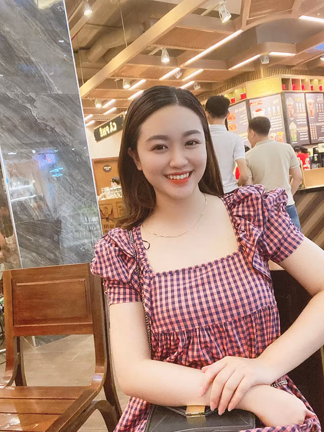 Sau khi lấy chồng và sinh con, Dung Trần được khen ngày càng thăng hạng nhan sắc. Phong cách thời trang của hot girl Nghệ An khá đơn giản, chủ yếu là trang phục có màu sắc trung tính nhưng vẫn tôn được vóc dáng cao ráo.