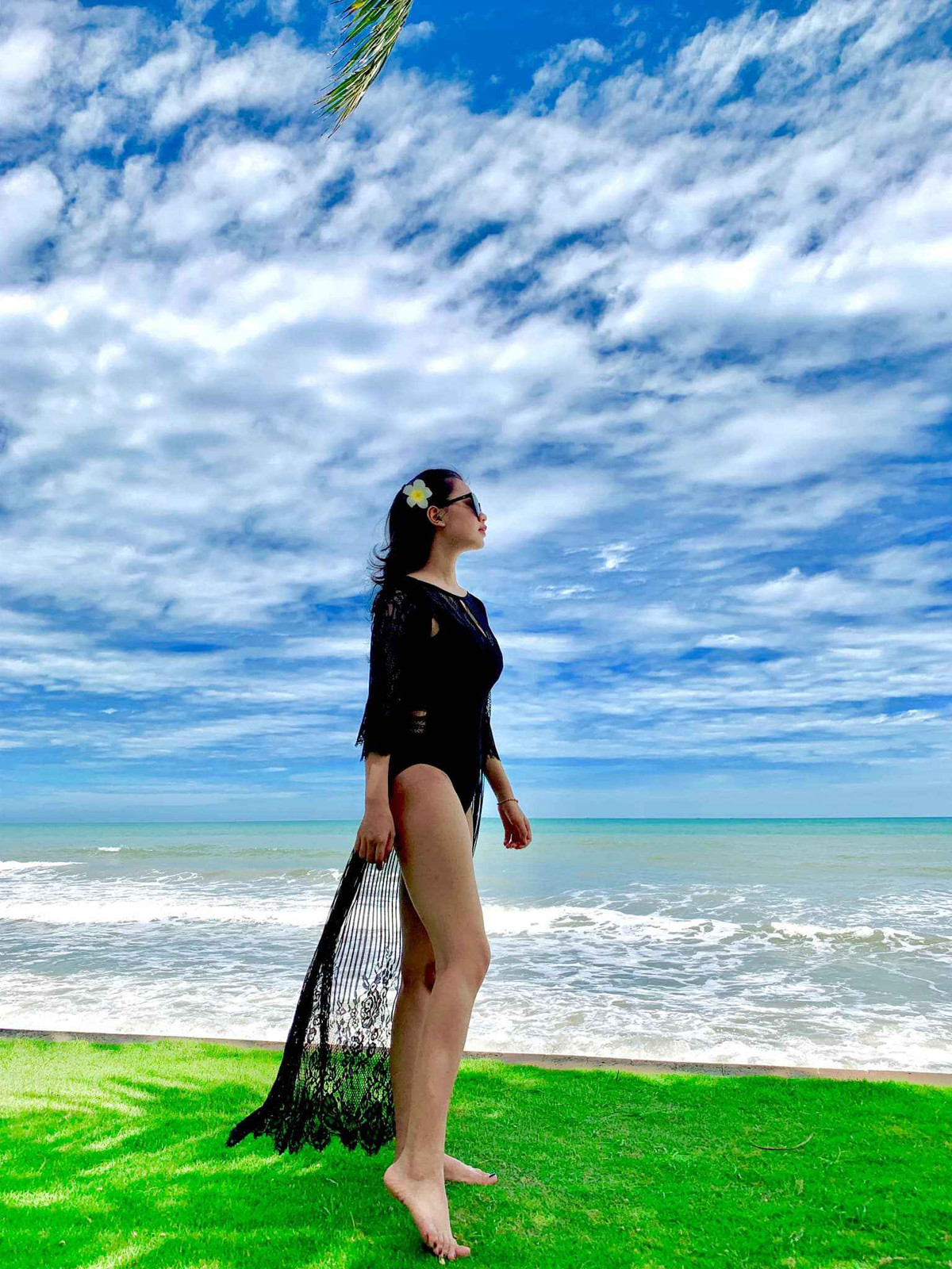 Trong khi sự nghiệp của Hải Quế ngày càng thăng hoa, công việc kinh doanh của Thùy Phương cũng thuận lợi.