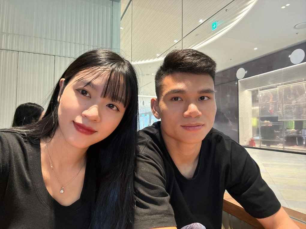 Dung Trần (SN 1997) tốt nghiệp cử nhân Luật tại Đại học Vinh, Nghệ An. Năm 2019, cô thu hút sự chú ý khi được công khai là bạn gái cầu thủ Phạm Xuân Mạnh.