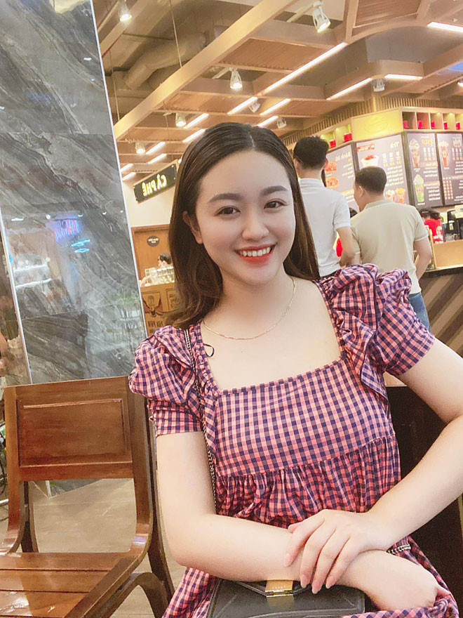 Sau khi lấy chồng và sinh con, Dung Trần được khen ngày càng thăng hạng nhan sắc. Phong cách thời trang của hot girl Nghệ An khá đơn giản, chủ yếu là trang phục có màu sắc trung tính nhưng vẫn tôn được vóc dáng cao ráo.