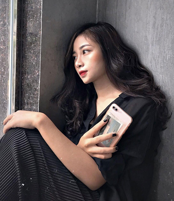 Với gương mặt xinh xắn như hot girl, vóc dáng thon gọn cùng chiều cao 1,66m, Nhật Linh từng lọt vào đêm chung khảo cuộc thi "Hoa khôi sinh viên Nghệ An 2018".