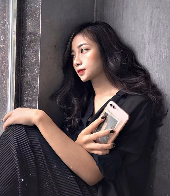 Với gương mặt xinh xắn như hot girl, vóc dáng thon gọn cùng chiều cao 1,66m, Nhật Linh từng lọt vào đêm chung khảo cuộc thi "Hoa khôi sinh viên Nghệ An 2018".