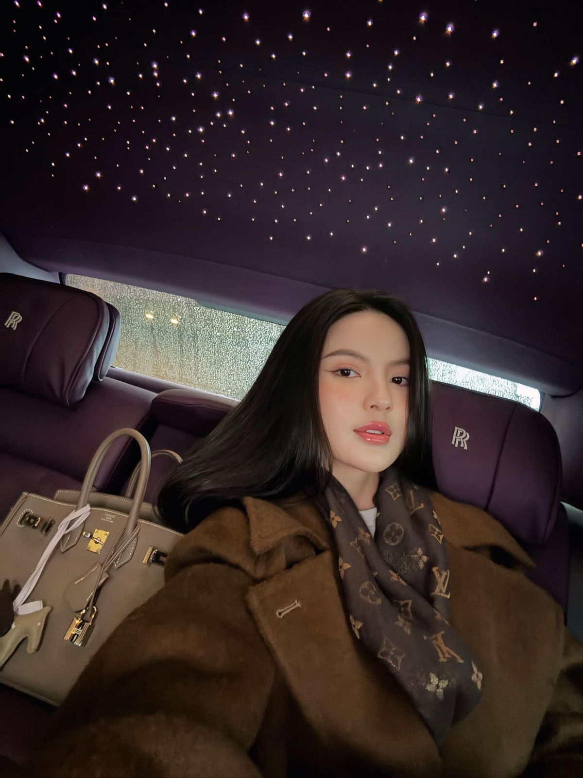 Hiện vụ lùm xùm quảng cáo lố của Chu Thanh Huyền tiếp tục thu hút được sự chú ý của nhiều người. Mọi động thái của vợ cầu thủ Quang Hải đều được netizen "chăm sóc" kĩ càng.