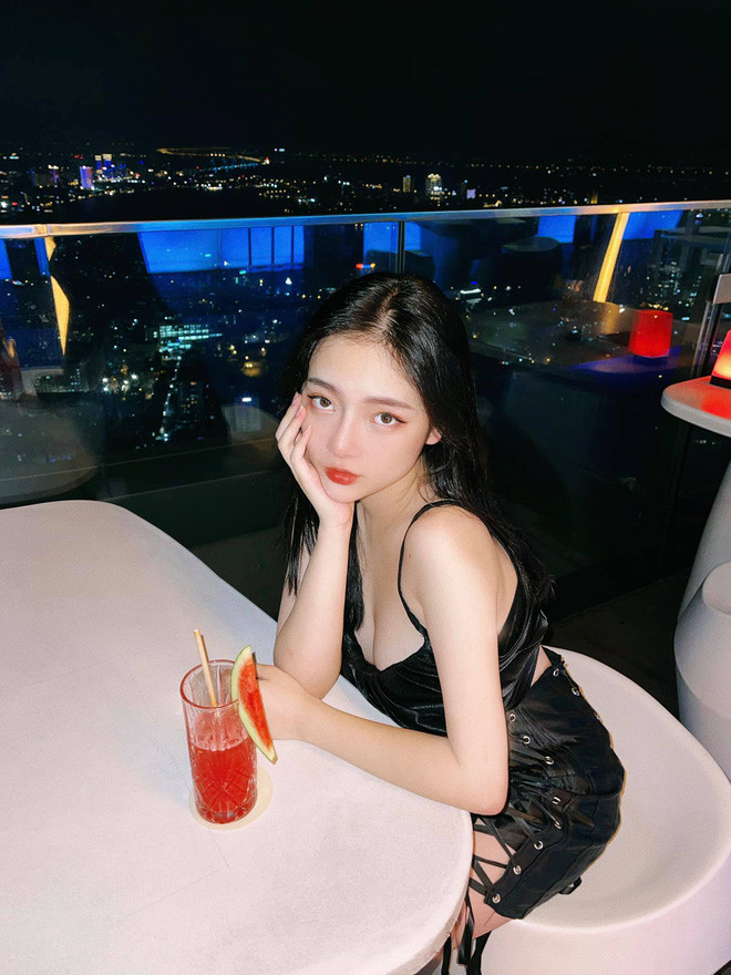 Linh Chichan còn chơi những trò chơi không giống ai khiến người xem thích thú như lái xe online...