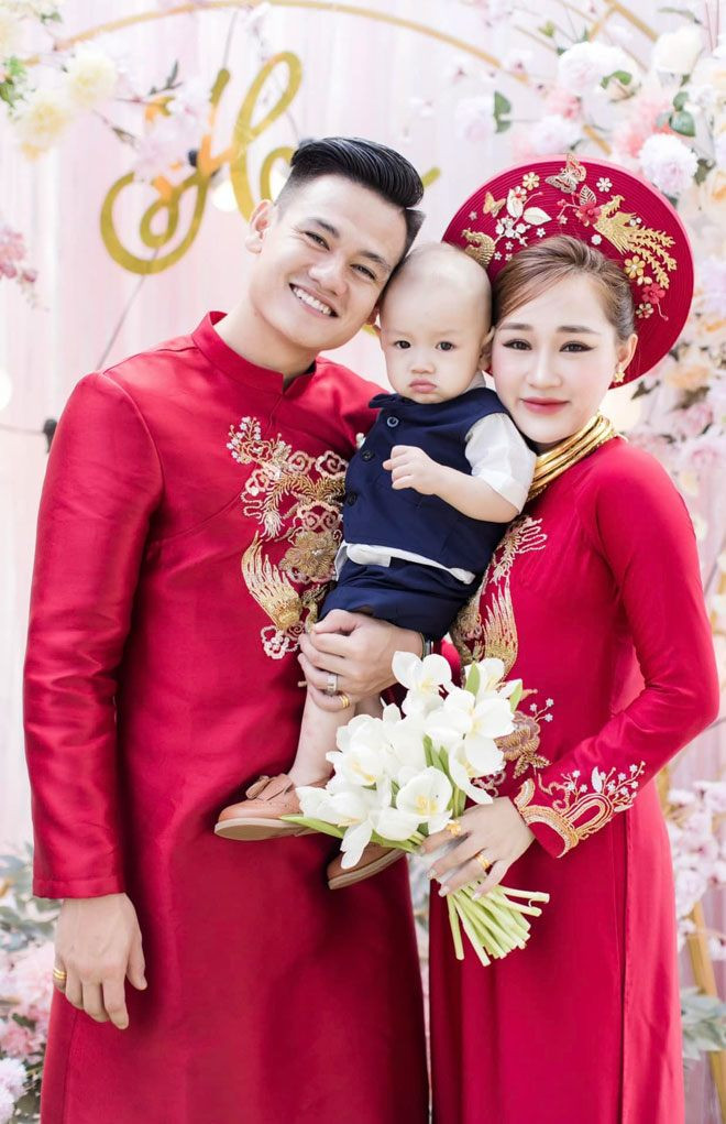 Trong khi Tấn Tài là ngôi sao trẻ của làng bóng Việt thì Hiếu Phạm là chủ của một tiệm spa, sở hữu ngoại hình khả ái, vóc dáng nuột nà.