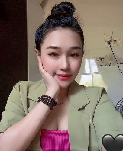 Trong chuyện kinh doanh, Hiếu Phạm cũng được chồng cầu thủ hỗ trợ hết lòng về mặt tinh thần cũng như tài chính. Nhờ có sự hậu thuẫn của chồng, cô tự tin mở rộng công việc làm ăn của mình.