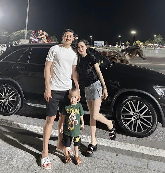 Hiếu Phạm và Tấn Tài quen nhau năm 2019 tại một quán ăn. Chỉ sau một tháng gặp mặt, hai người đã chính thức hẹn hò. Cô gái Bình Định gọi tình cảm của mình là “tình yêu sét đánh” nhưng vẫn đầy sự tin tưởng.