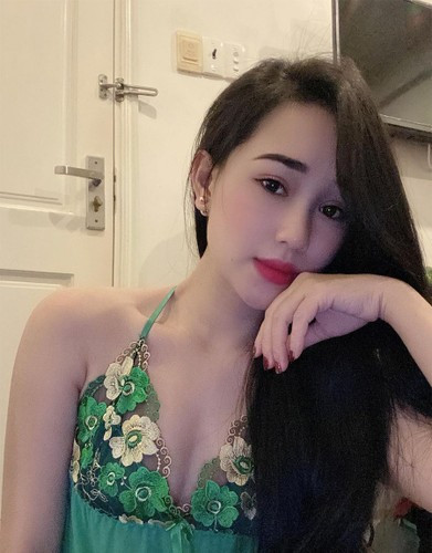 “Sau bao năm phấn đấu, nhờ trời thương vợ chồng mình cũng mua được nhà, sắm được xe. Mẹ con mình sống ở Quy Nhơn, Bình Định, còn anh Tài thì hội quân với câu lạc bộ Công an, sống ở Hà Nội. Hôn nhân của mình êm đềm, hạnh phúc và đến thời điểm này, mình cũng không dám mong gì hơn. Chỉ là chồng thi đấu, luyện tập xa nhà nên cũng có chút tủi thân nhưng tính chất công việc của anh ấy như vậy rồi, mình phải chấp nhận thôi”, Hiếu Phạm chia sẻ.